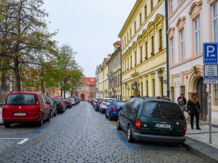 Parkování přes Vánoce v Praze se liší napříč jednotlivými městskými částmi.