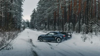 Auto ve smyku na zamrzlé silnici