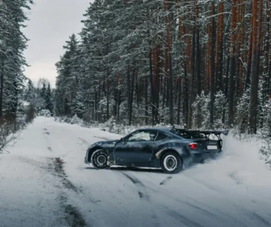 Auto ve smyku na zamrzlé silnici