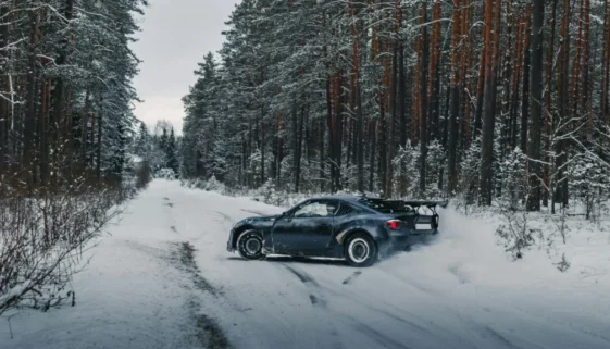Auto ve smyku na zamrzlé silnici