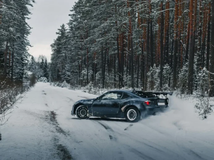 Auto ve smyku na zamrzlé silnici