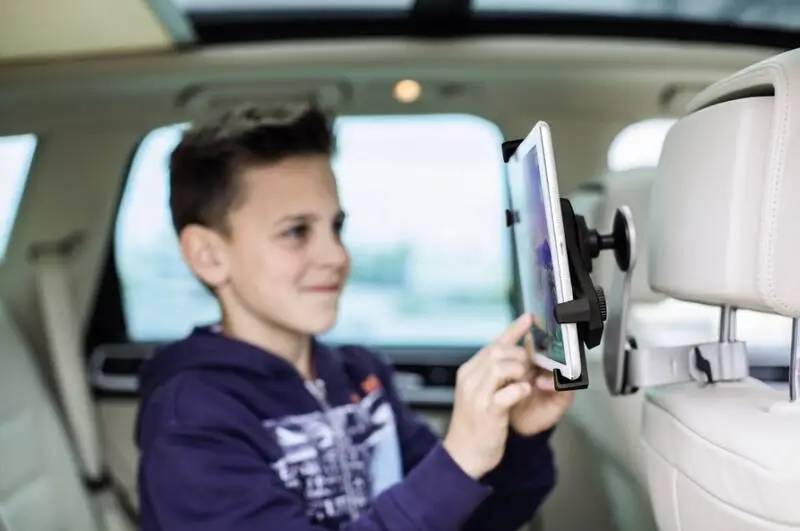 - MotorGuru.cz Dítě v autě sleduje tablet