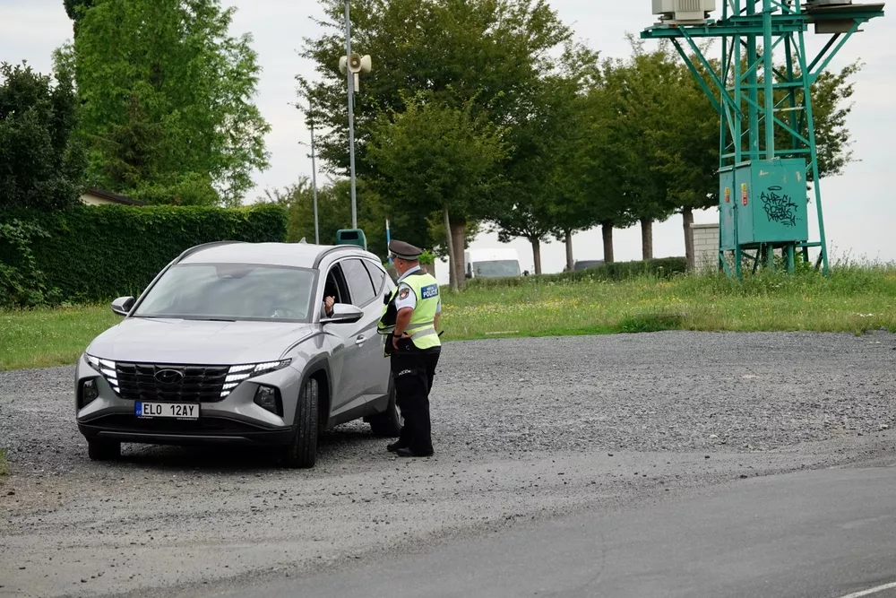 shutterstock-2224035521-6943dcc3ba0f9 - MotorGuru.cz Policista zastavil auto z důvodu rychlé jízdy