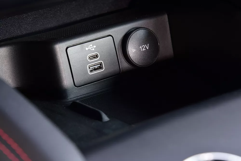 - MotorGuru.cz USB v autě