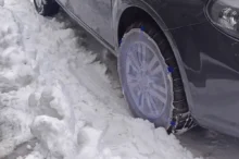 Textilní řetězy nasadí na auto i křehká žena.