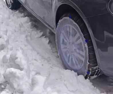 Textilní řetězy nasadí na auto i křehká žena.