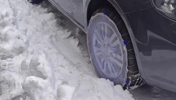 Textilní řetězy nasadí na auto i křehká žena.