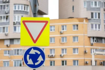 Pravidla na kruhových objezdech nejsou tak jasná, jak se může zdát.