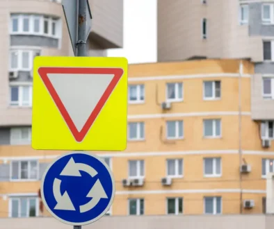 Pravidla na kruhových objezdech nejsou tak jasná, jak se může zdát.