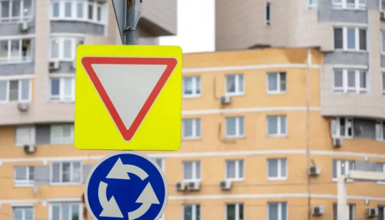 Pravidla na kruhových objezdech nejsou tak jasná, jak se může zdát.