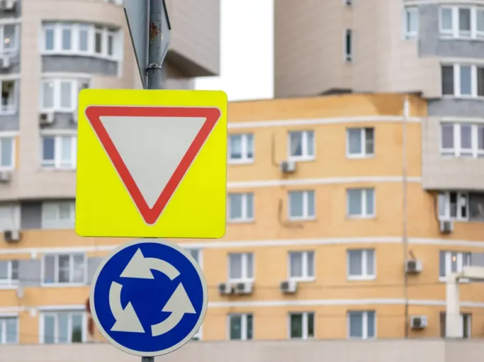 Pravidla na kruhových objezdech nejsou tak jasná, jak se může zdát.