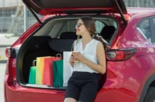 žena sedí v kufru auta