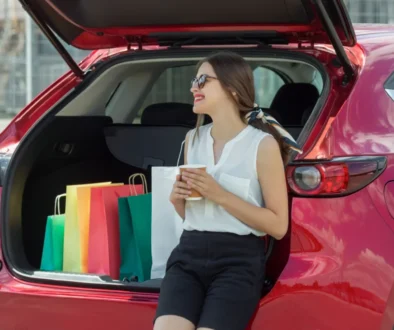 žena sedí v kufru auta