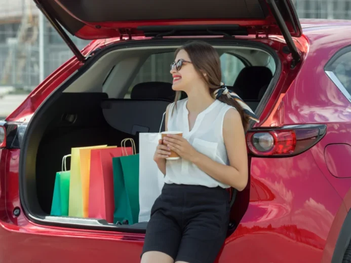 žena sedí v kufru auta