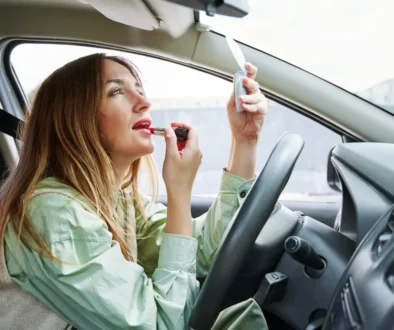 Žena se v automatu vůbec nevěnovala řízení.