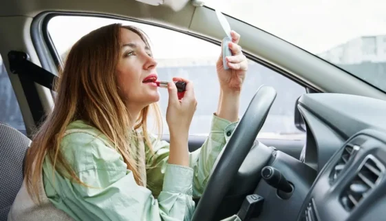 Žena se v automatu vůbec nevěnovala řízení.