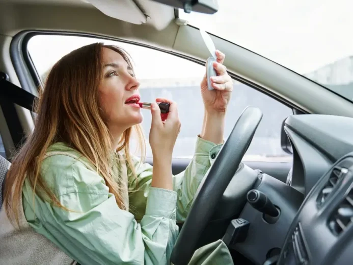 Žena se v automatu vůbec nevěnovala řízení.