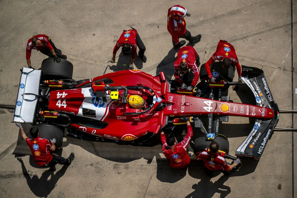 Hamilton v červené formuli