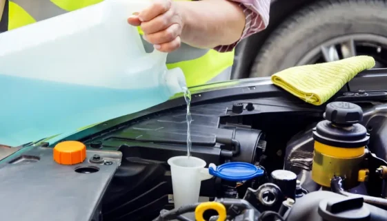 Směs do ostřikovačů můžete vyrobit i doma. Nic na tom není.