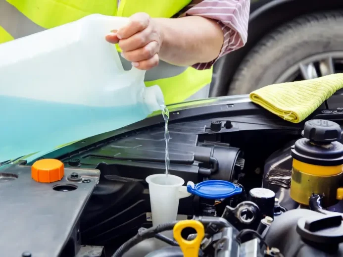 Směs do ostřikovačů můžete vyrobit i doma. Nic na tom není.