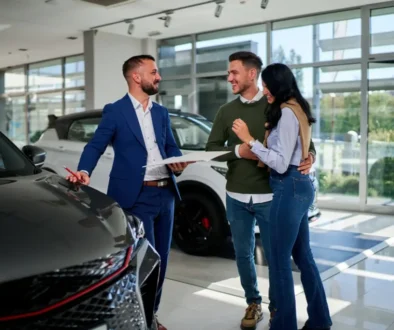mladý pár a prodavač při koupi auta
