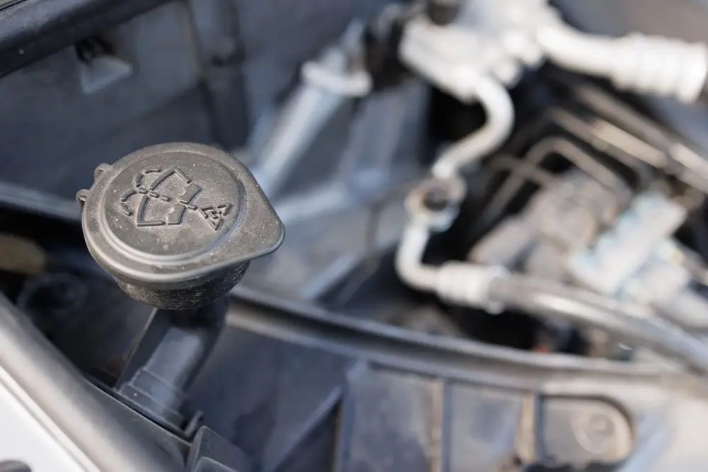 - MotorGuru.cz Bez ohledu na to, zda směs do ostřikovačů koupíte nebo vyrobíte, nějaký druh alkoholu bude obsahovat téměř vždy. Etanol je však rozhodně lepší volbou.