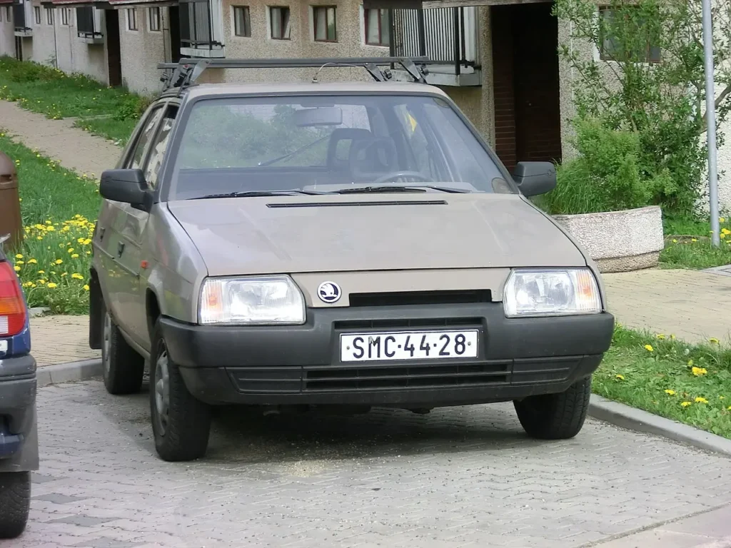 Škoda_Favorit_136_L_1989 - MotorGuru.cz Oblíbený model Škodovky