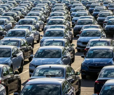 Automobily vyrábějí tisíce vozů, které v tu chvíli nepotřebují.