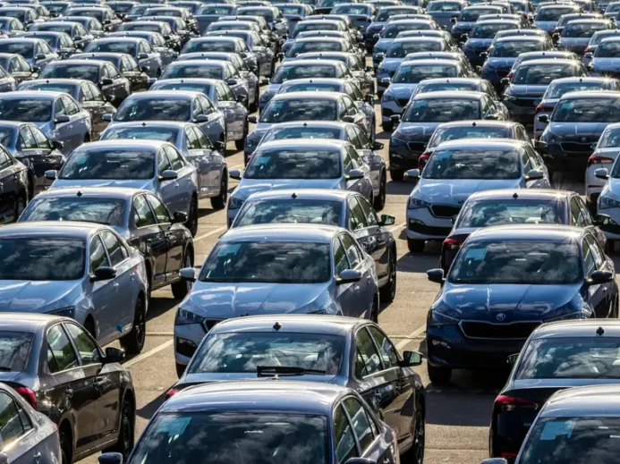 Automobily vyrábějí tisíce vozů, které v tu chvíli nepotřebují.