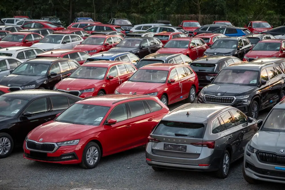 Na odstavných plochách mohou být i desetitisíce aut.