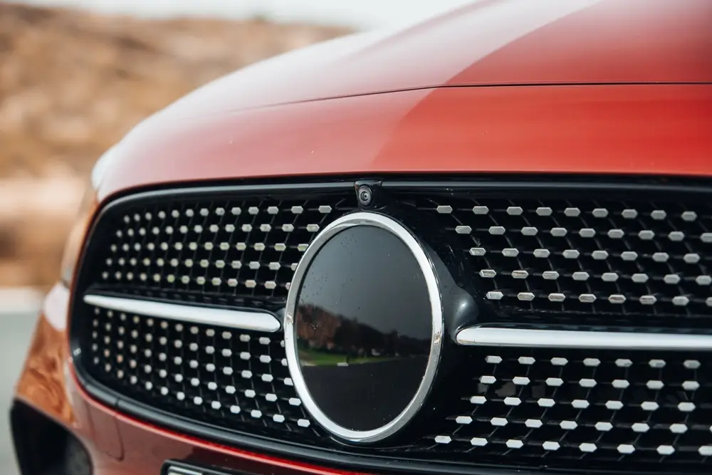 Některé vozy jsou zimní clonou na chladič vybavené už z výroby.